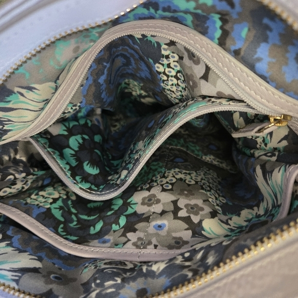 Elegant Quilted Shoulder Bag - Light Gray - Picture 3 of 3